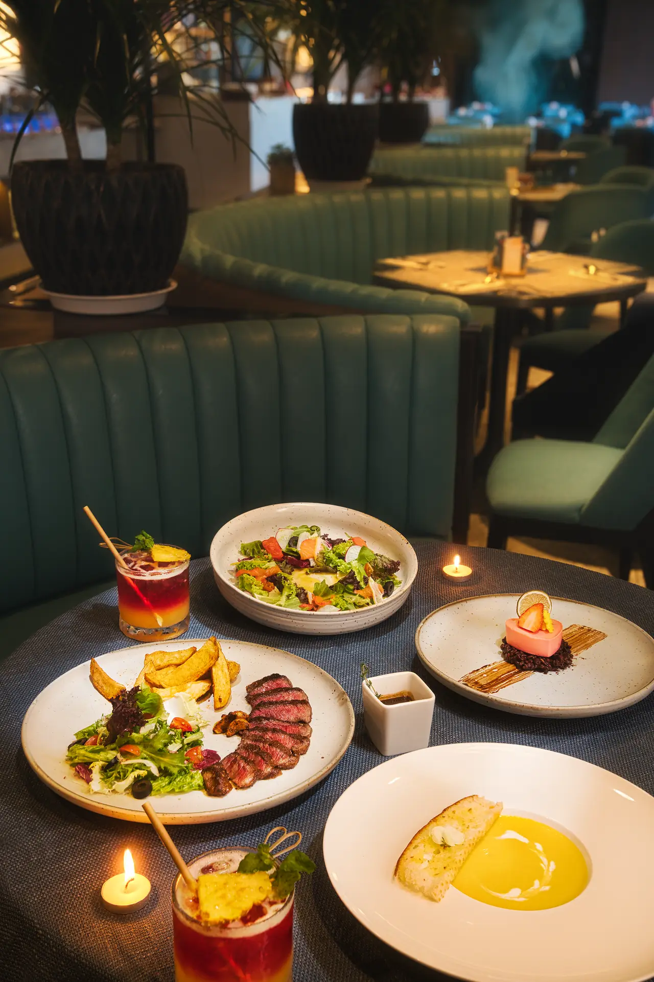 Set bàn ăn với salad và cocktail chụp cho chiến dịch nhà hàng Hilton