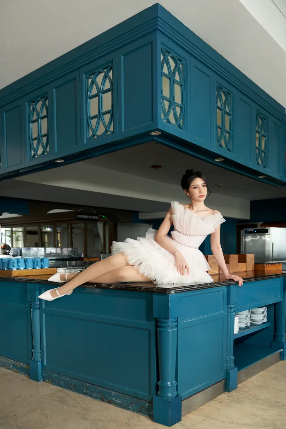 Ảnh lifestyle chụp tại quầy bar khách sạn Four Points