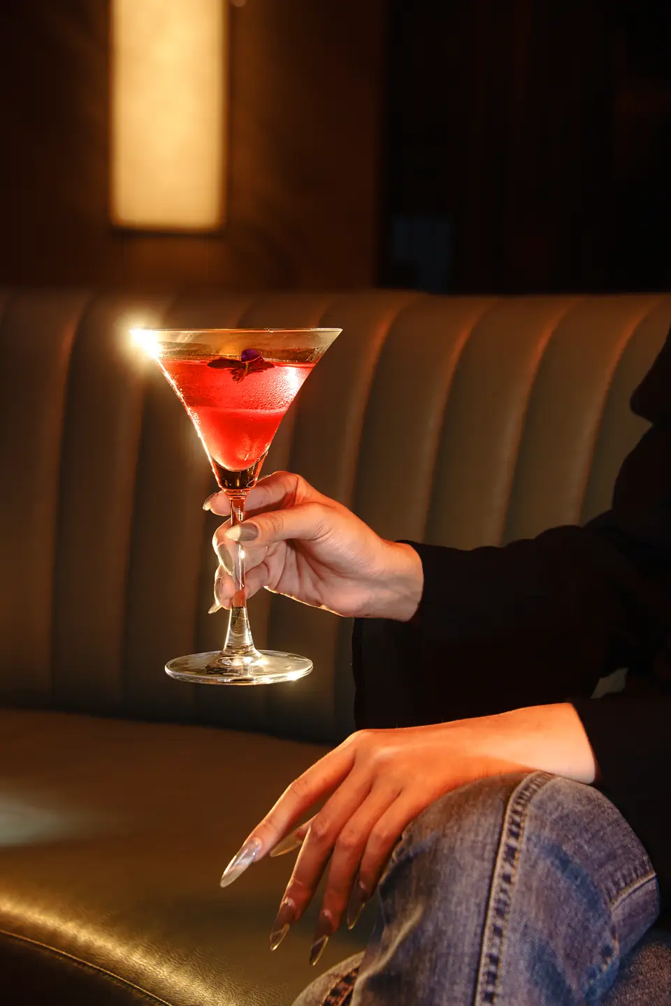 Ảnh cocktail chụp trong điều kiện ánh sáng phức tạp tại bar khách sạn