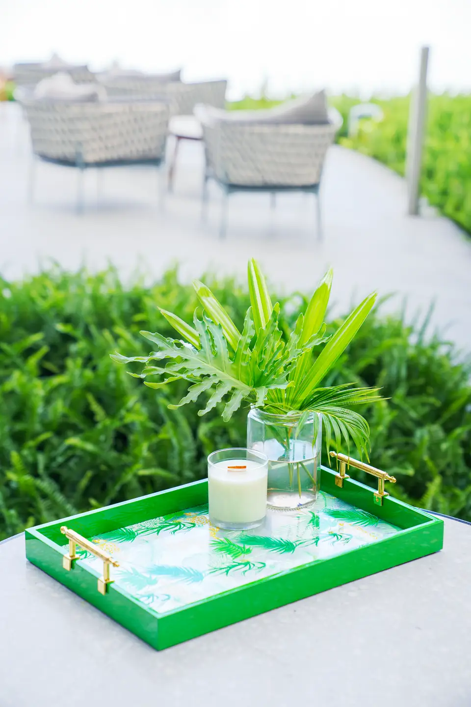 Khay amenity với nến thơm và cây xanh trong không gian resort Hoiana