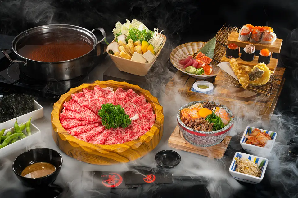 Set lẩu và sashimi chụp studio với hiệu ứng khói