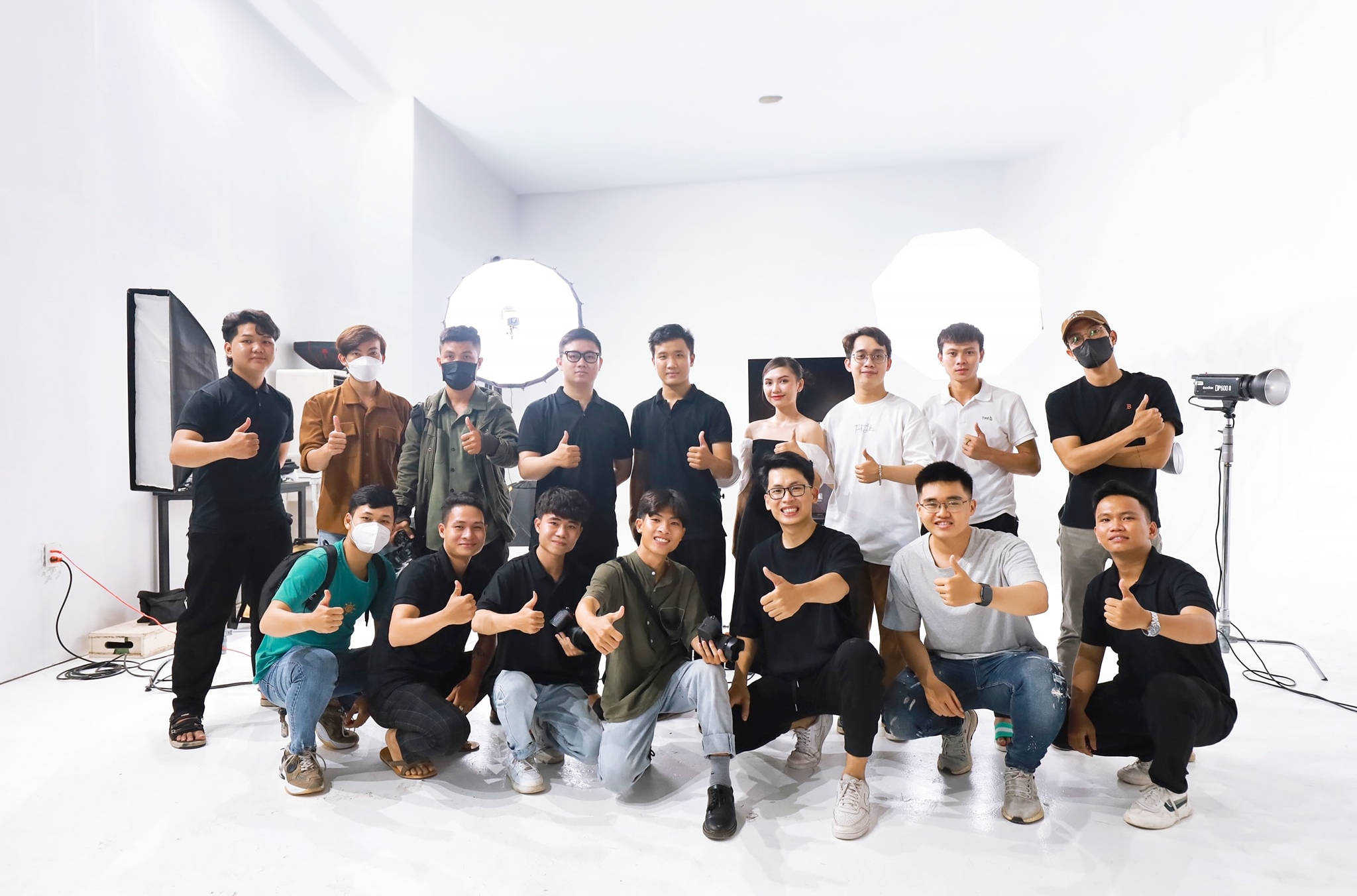 Lớp học nhiếp ảnh trong studio Hang Đôi — học viên và thiết bị đèn softbox